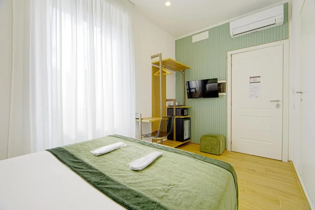 Camera Matrimoniale Piccola — Home at Rome Vatican Suites