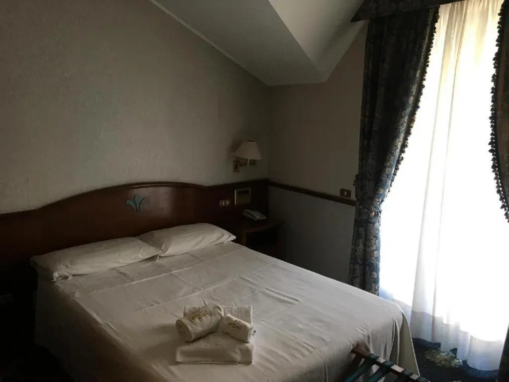 Camera Matrimoniale Piccola — Hotel De La Ville