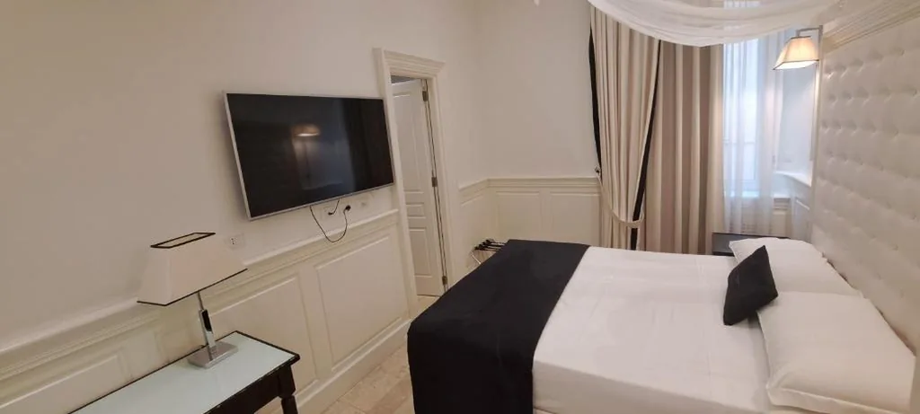 Camera Matrimoniale Piccola — Hotel dei Quiriti Suite