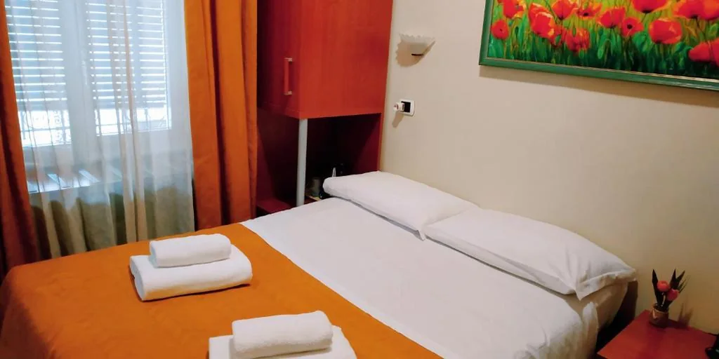 Small Double Room — Hotel Everest