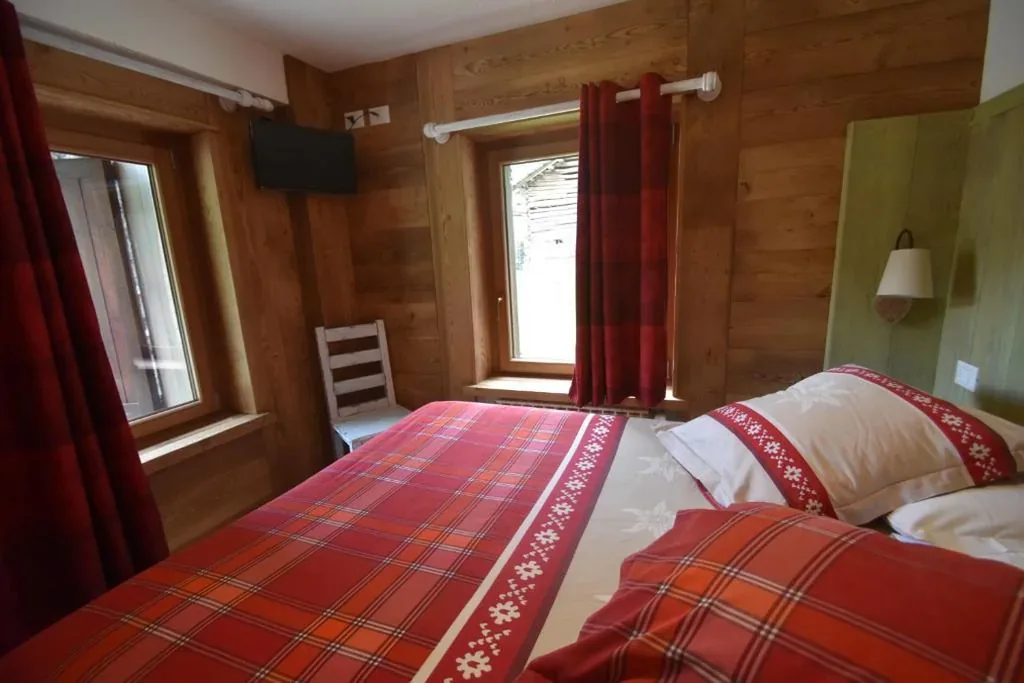 Small Double Room — Hotel Petit Dahu – Chambres et Restaurant