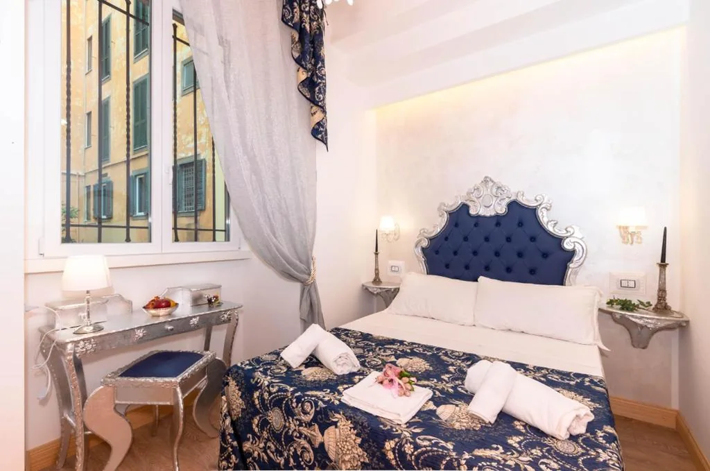 Small Double Room — Roma Charming Rooms