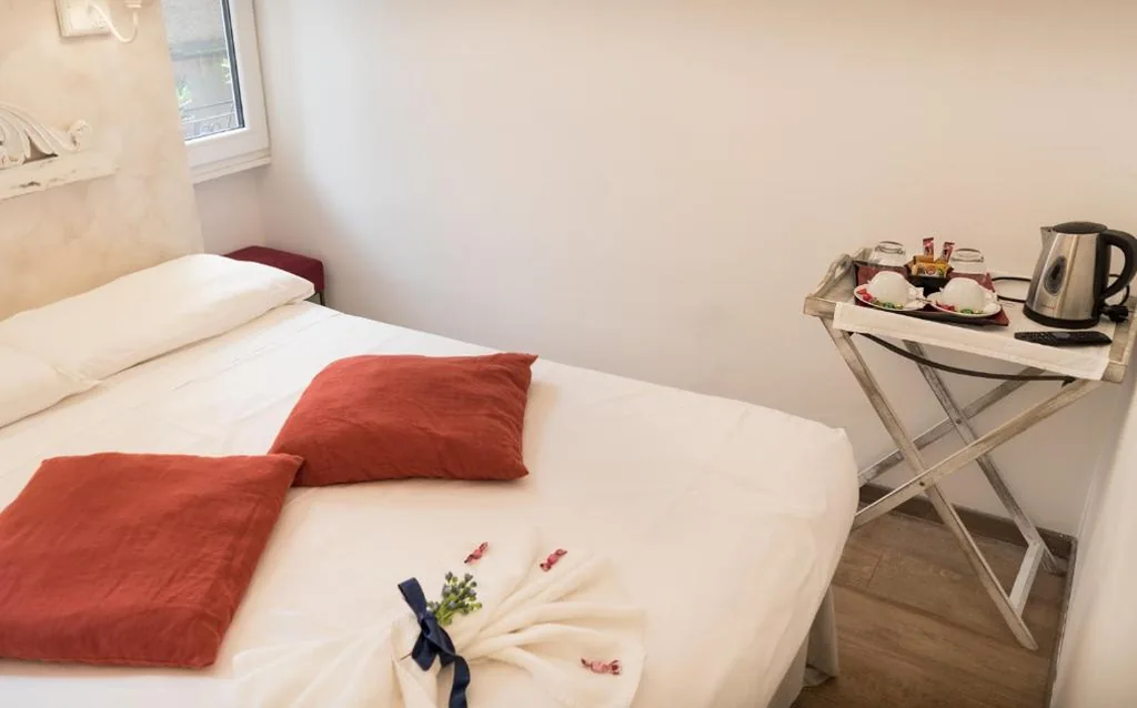 Camera Matrimoniale Piccola — Your Vatican Suite
