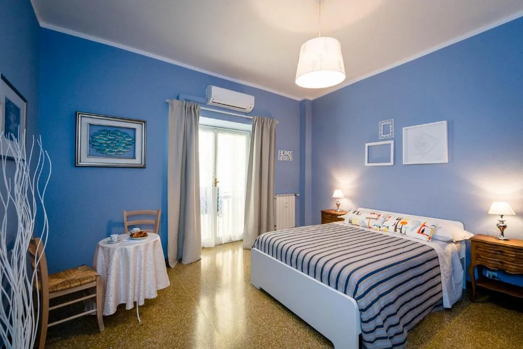 Camera Matrimoniale Spaziosa con Bagno Privato — B&B I Portici Di Sottoripa