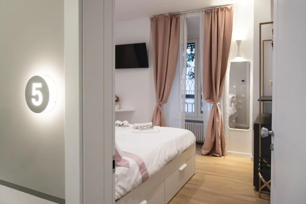 Standard Double Room — Colosseum suites by Glen
