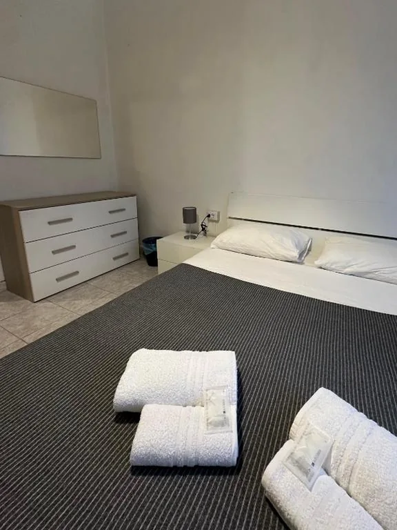 Camera Matrimoniale Standard con Bagno in Comune — Affittacamere Torino Self Check-in 24-7 Stadio Olimpico e InalpiArena