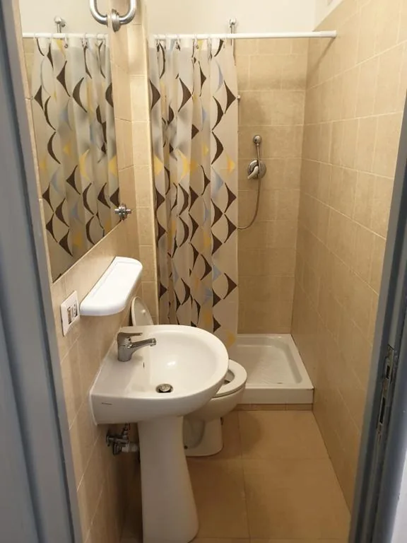 Camera Matrimoniale Standard con Bagno in Comune — Art in Accommodation