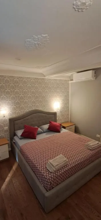 Camera Matrimoniale Standard con Bagno in Comune — B&B Italian Guest Genova