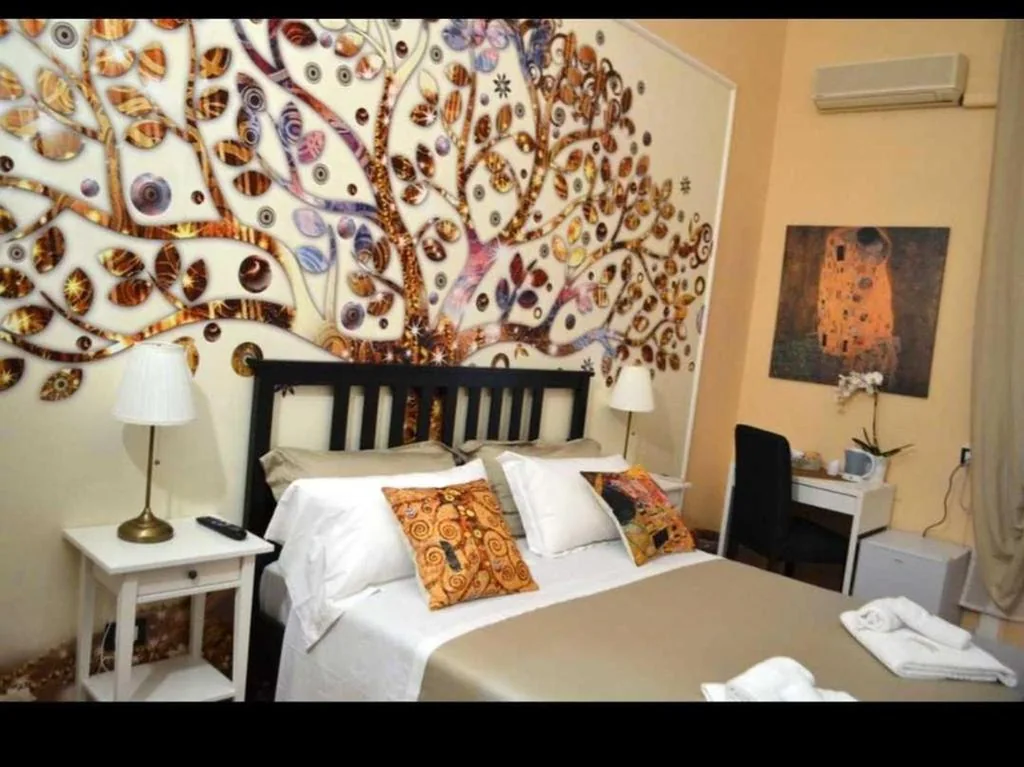 Standard Double Room with Shared Bathroom — Central City Genova