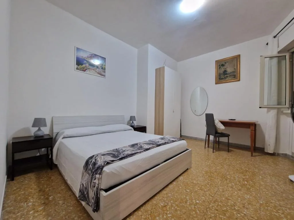 Camera Matrimoniale Standard con Bagno in Comune — CorneliaGuestHouse