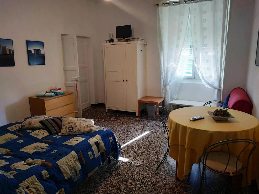 Standard Double Room with Shared Bathroom — Delfino Blue