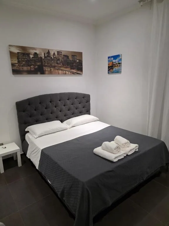 Camera Matrimoniale Standard con Bagno in Comune — Guest house Hello Roma