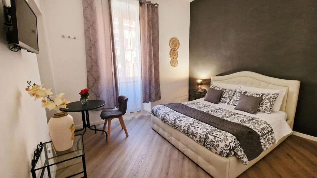 Camera Matrimoniale Standard con Bagno in Comune — Myomax Guesthouse Hospety Group