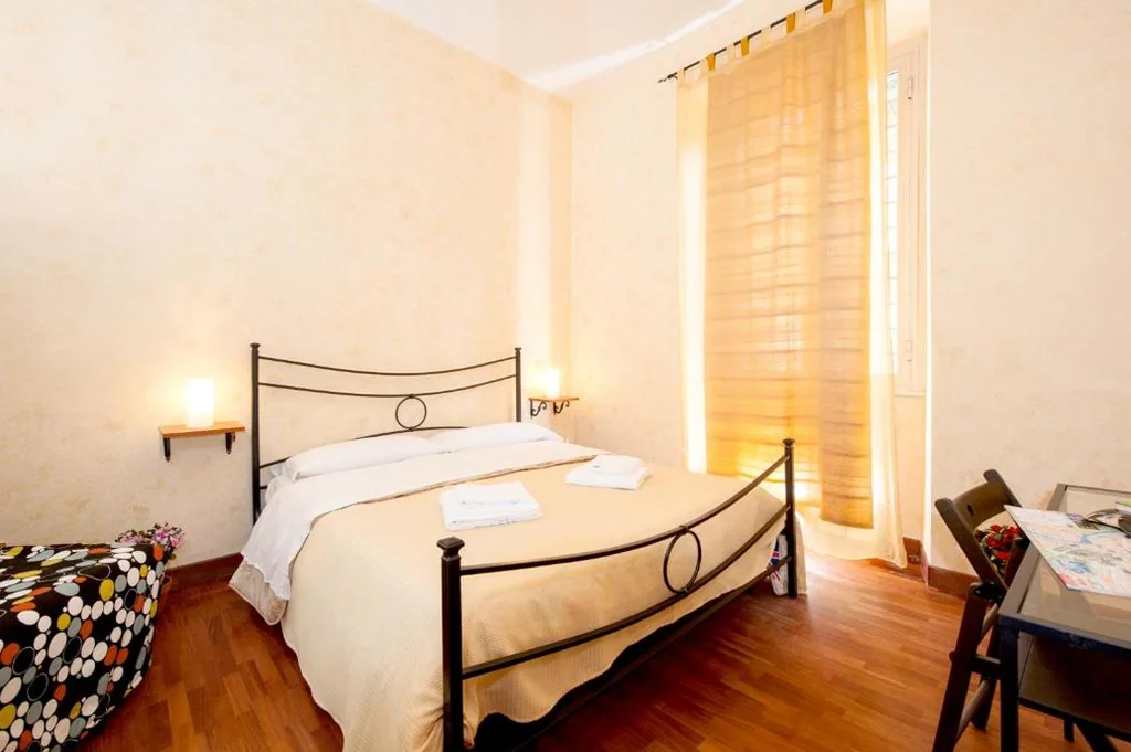 Standard Double Room with Shared Bathroom — Residenza Laterano