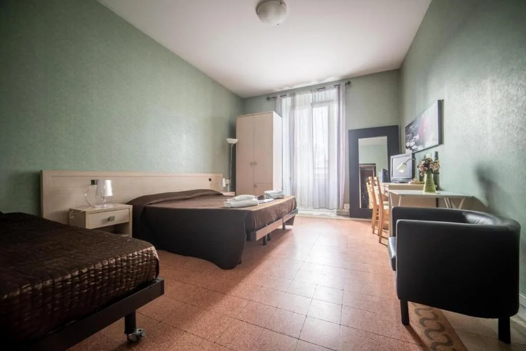 Standard Double Room with Shared Bathroom — Reyes Suite & Rooms