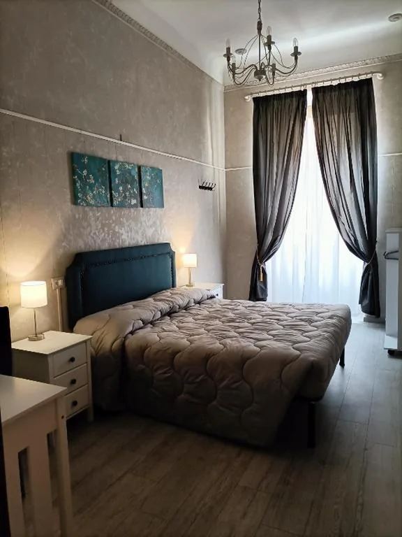 Camera Matrimoniale Standard con Bagno in Comune — Rossi Hotel