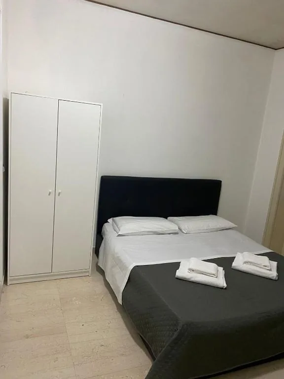 Camera Matrimoniale Standard con Bagno in Comune — Scalia gest