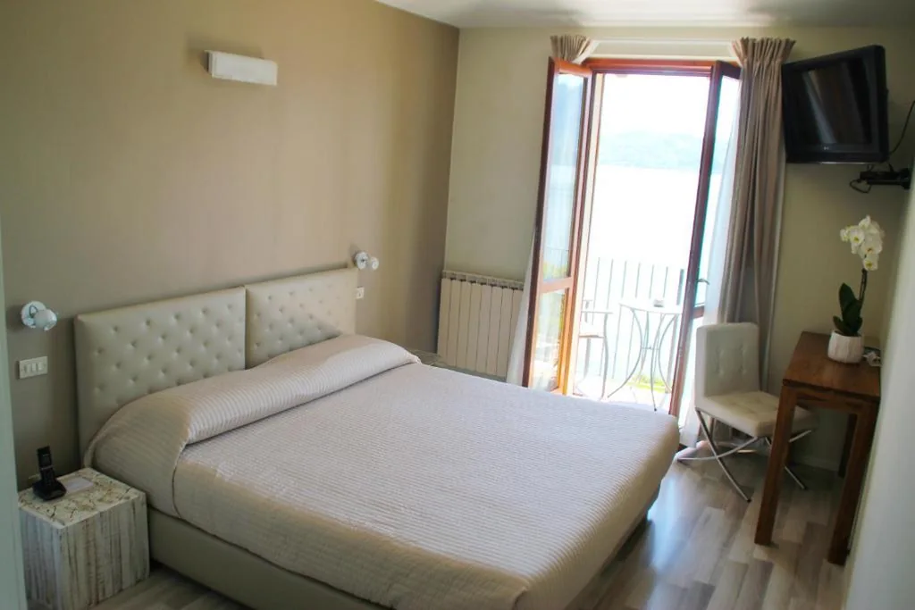 Standard Double Room with Balcony and Lake View — Hotel Sole