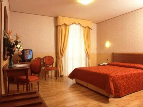 Camera Matrimoniale Standard con Balcone — Hotel Holiday Sul Lago