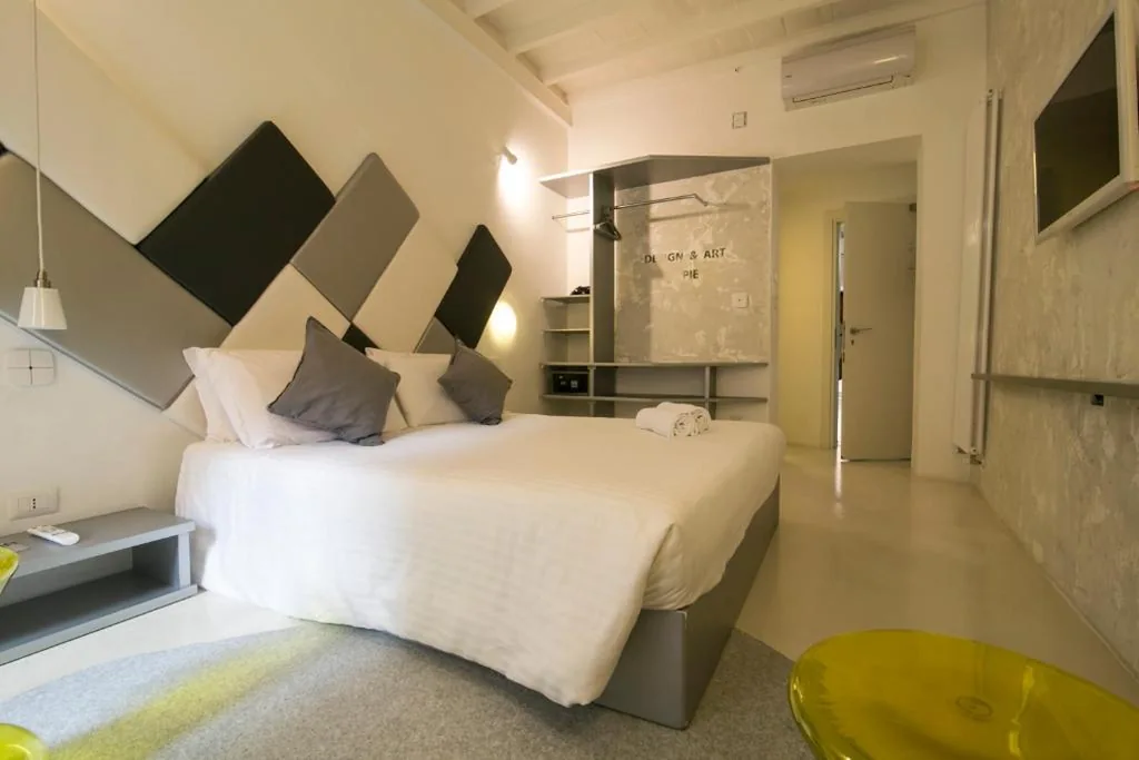 Camera Matrimoniale Standard — Design&Art Pie’ – Elegant Rooms Near the Pantheon, Calm & Central Stay