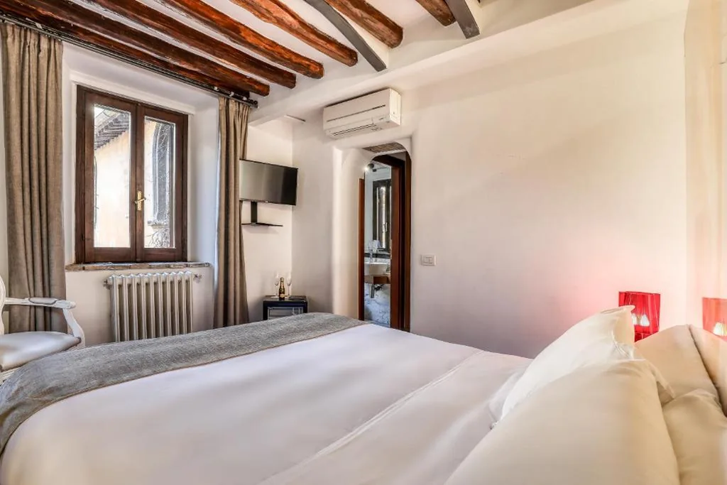 Standard Double Room — Easybnb – Luxury Navona