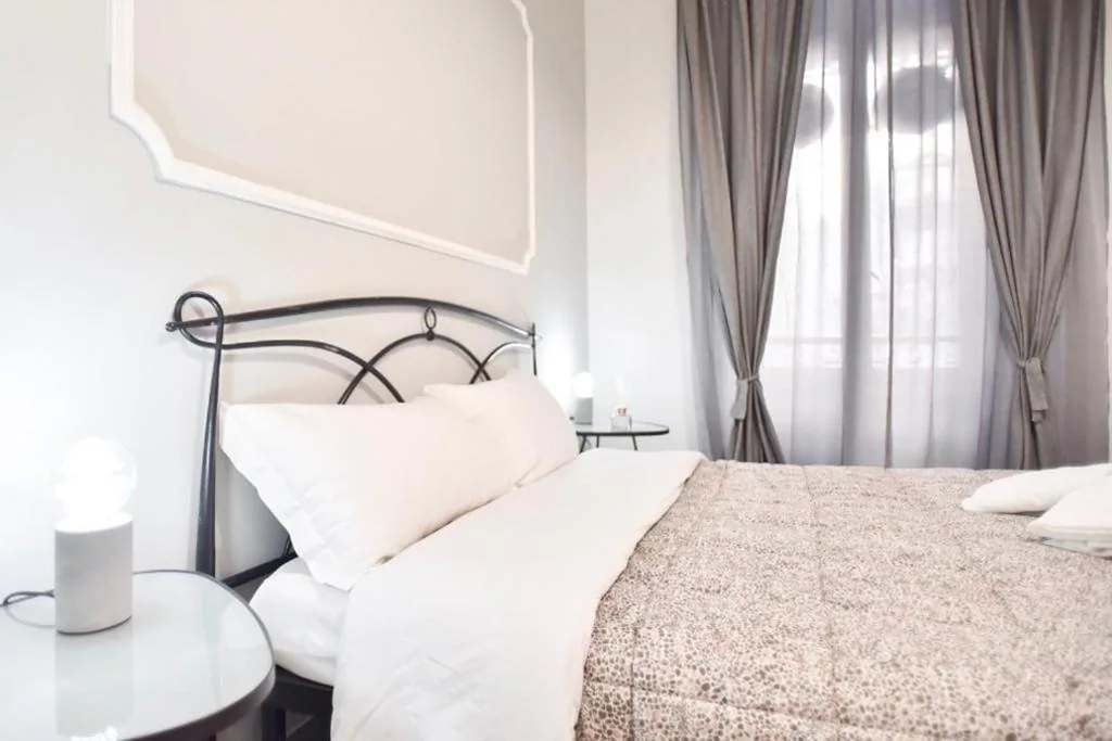 Camera Matrimoniale Standard — GuestHouse o Affittacamere Magenta Baylon Suite