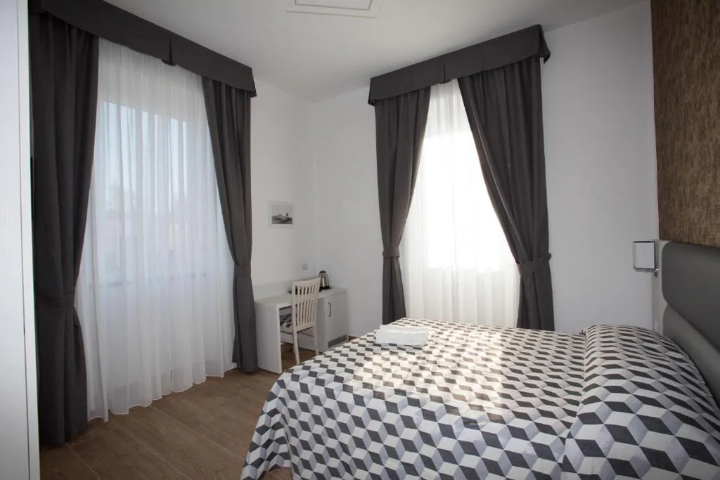 Camera Matrimoniale Standard — Guesthouse Porto di Roma