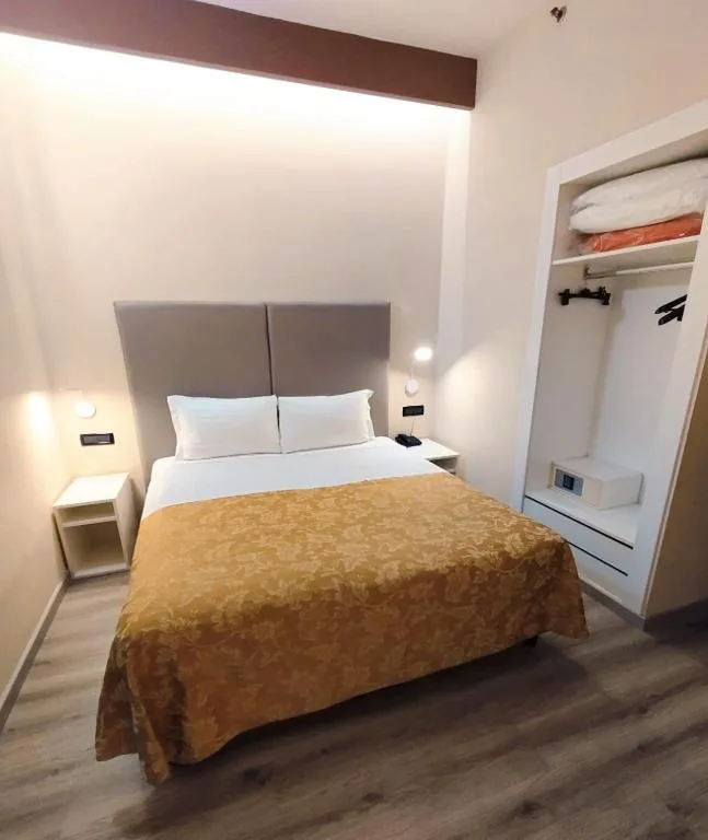 Camera Matrimoniale Standard — Hotel Continental
