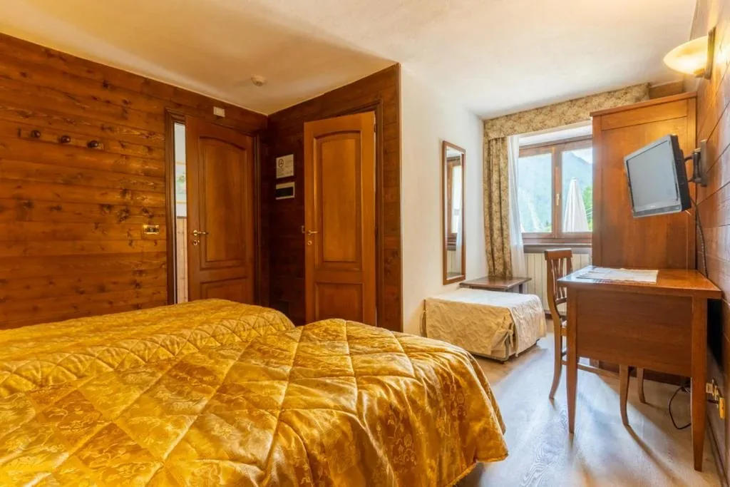Standard Double Room — Hotel Des Alpes
