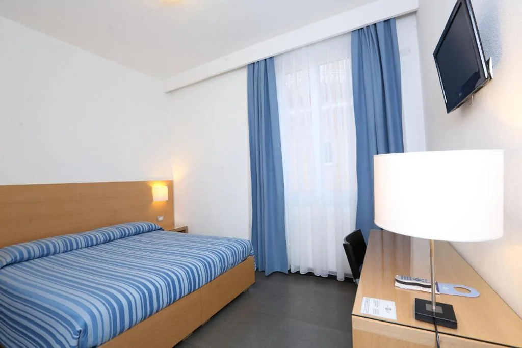 Standard Double Room — Hotel Genova