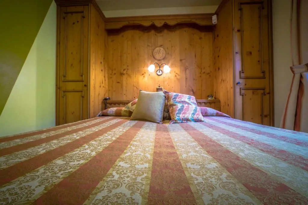 Standard Double Room — Hotel Lo Fleyé
