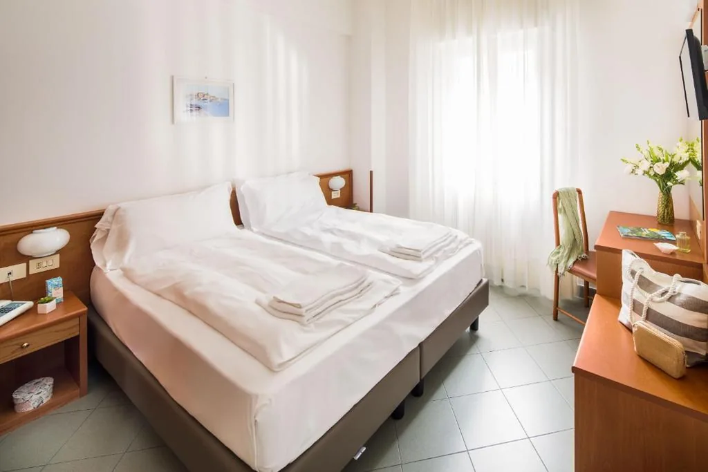 Camera Matrimoniale Standard — Hotel Tritone