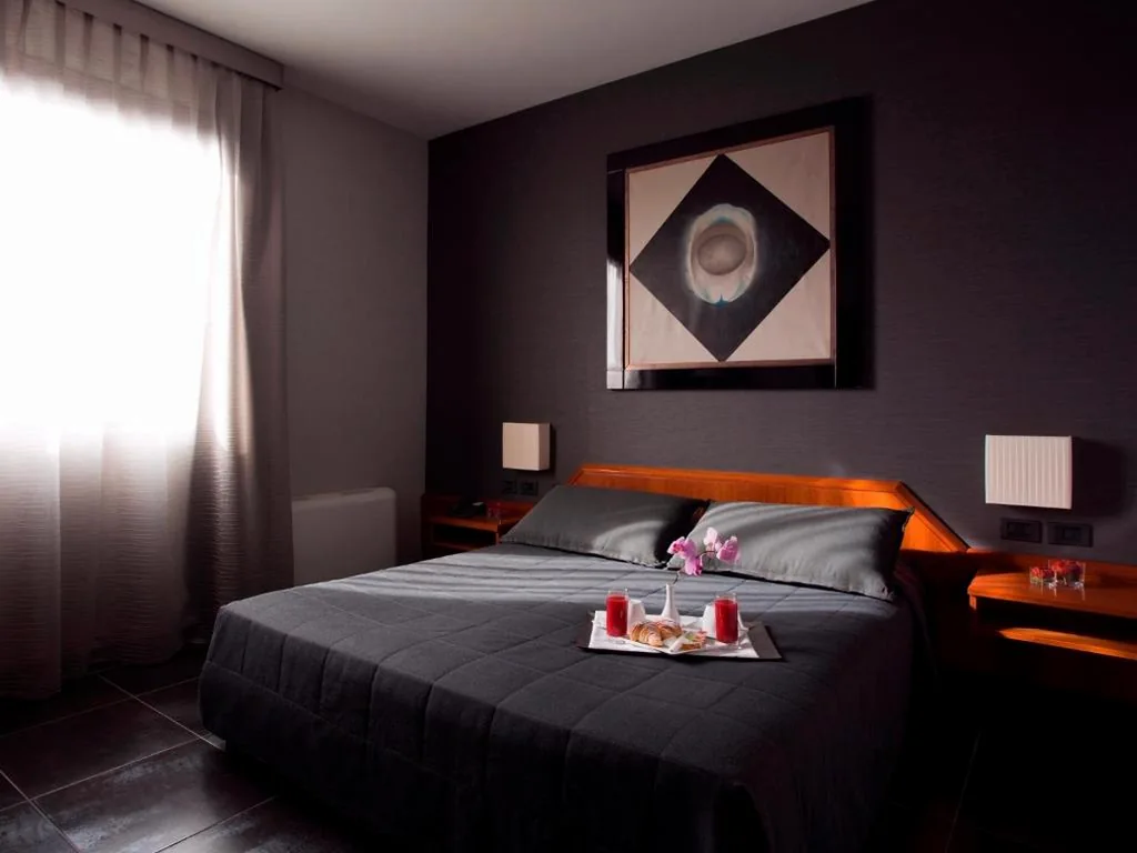 Camera Matrimoniale Standard — Hotel Zone