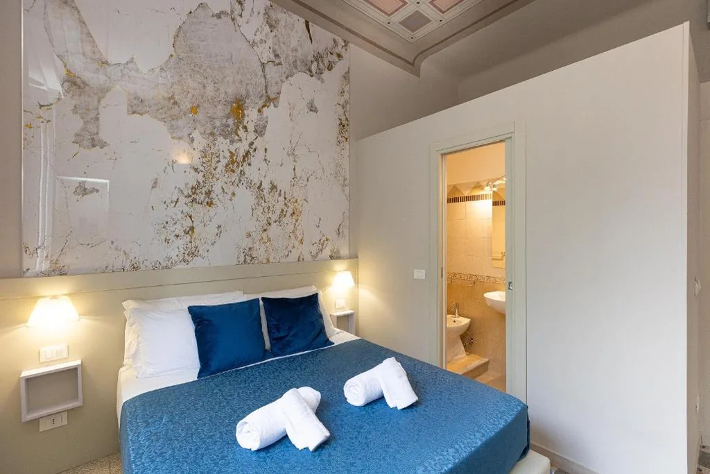 Standard Double Room — Iron Cityaus Termini