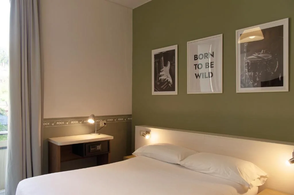 Camera Matrimoniale Standard - Non Fumatori — Sure Hotel by Best Western Nologo