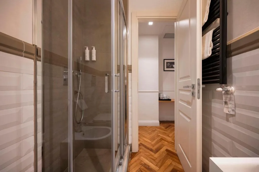 Standard Double Room — Vanity Navona