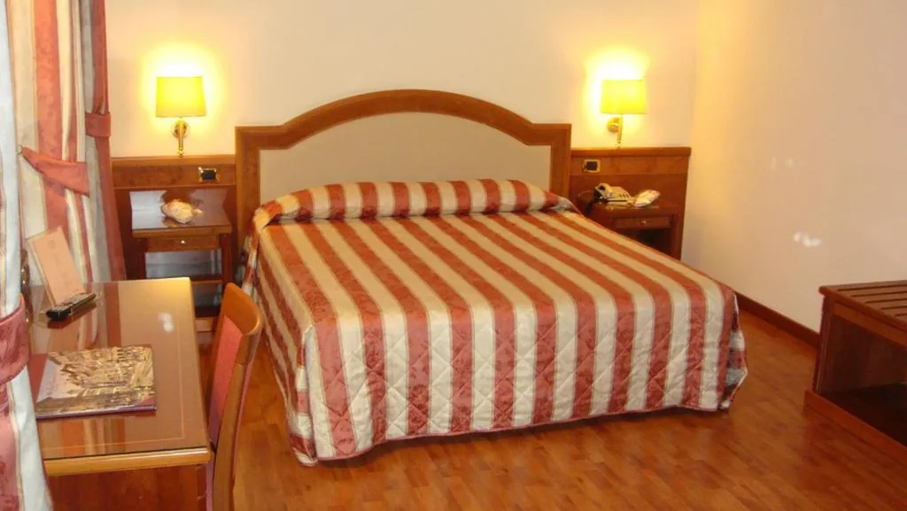 Camera Matrimoniale Superior — Albergo Corona