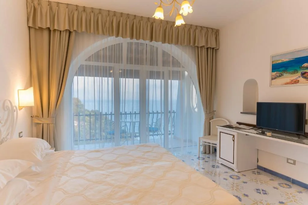 Camera Matrimoniale Superior con Balcone e Vista Mare — Grand Hotel Le Rocce