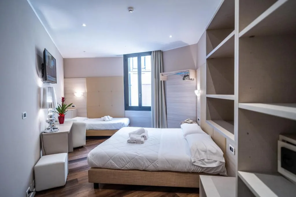 Superior Double Room with Extra Bed — Hotel Globo Suite-Correnti hotels