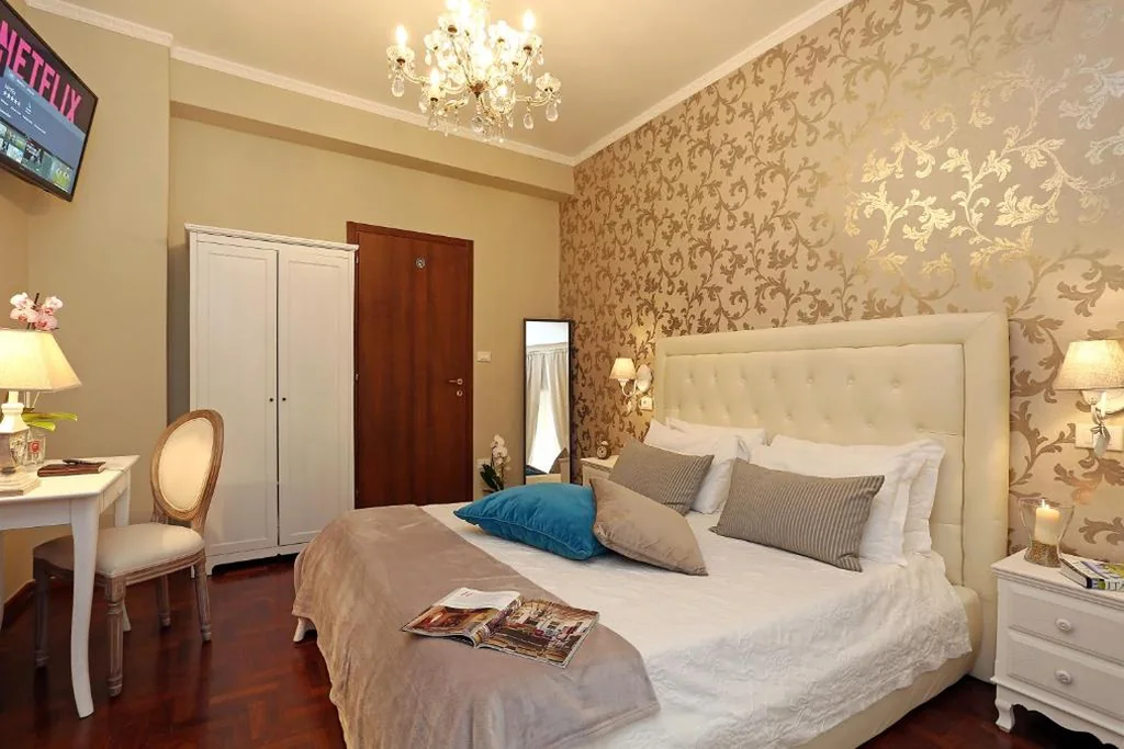 Camera Matrimoniale Superior con Letto Supplementare — Liberty Vatican Suites – Liberty Collection