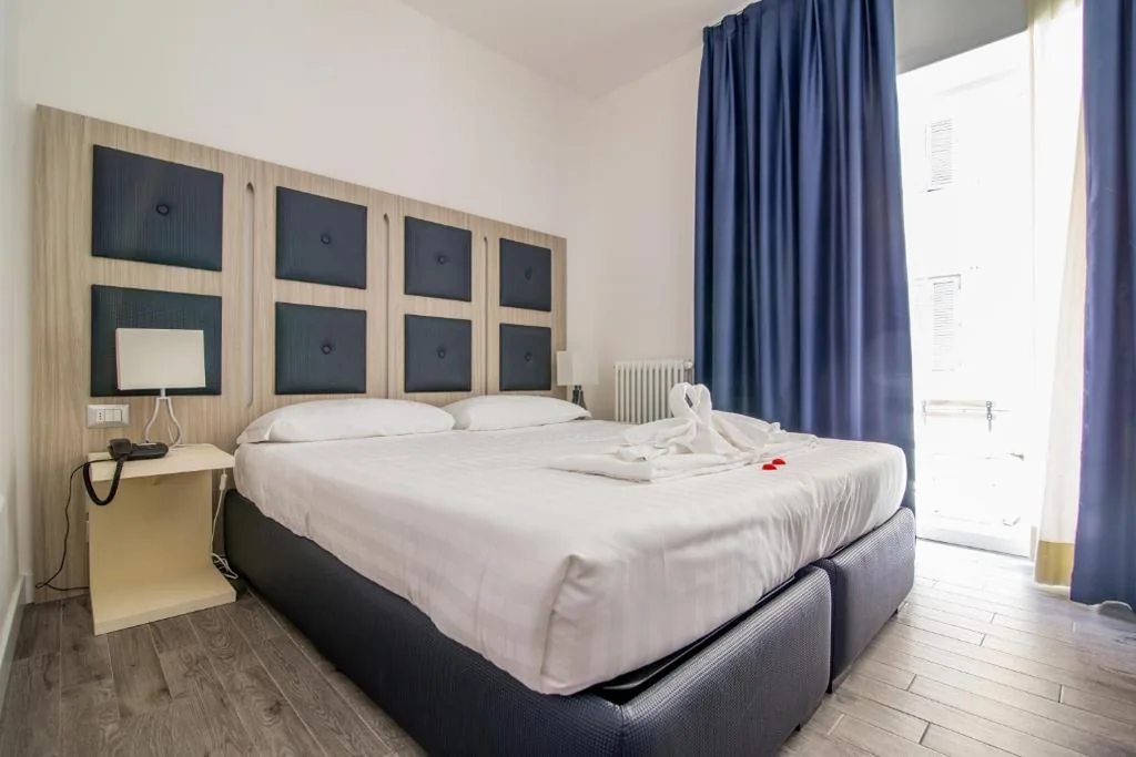Camera Matrimoniale Superior con Letto Supplementare e Balcone — Vatican Relais Rome