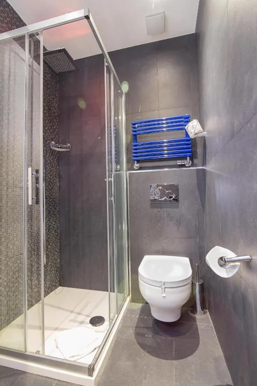 Camera Matrimoniale Superior con Letto Supplementare e Balcone — Vatican Relais Rome Suite