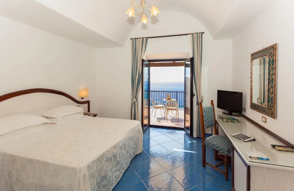 Camera Matrimoniale Superior con Terrazza e Vista Mare — Grand Hotel Le Rocce