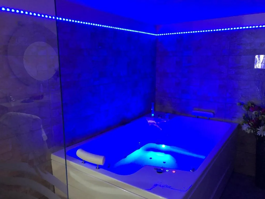 Superior Double Room with Hot Tub and Balcony — Suite and room