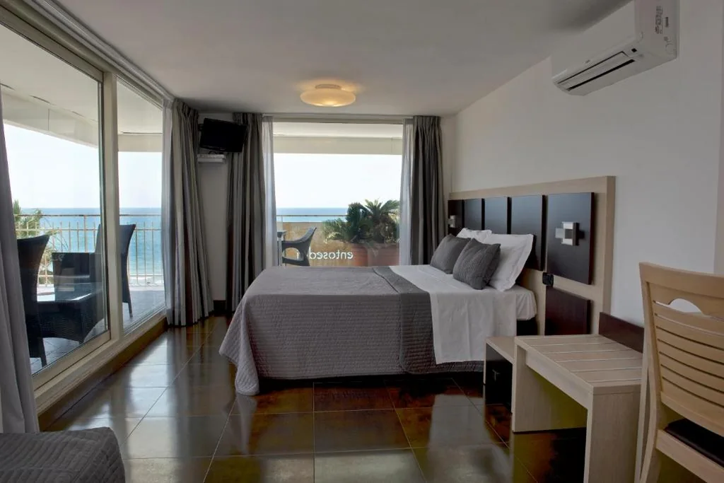 Superior Double Room with Sea View and Terrace — Hotel Ristorante Centosedici