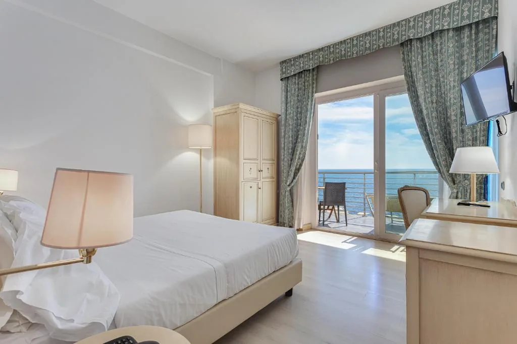 Camera Matrimoniale Superior con Vista Mare — Hotel Cavalluccio Marino
