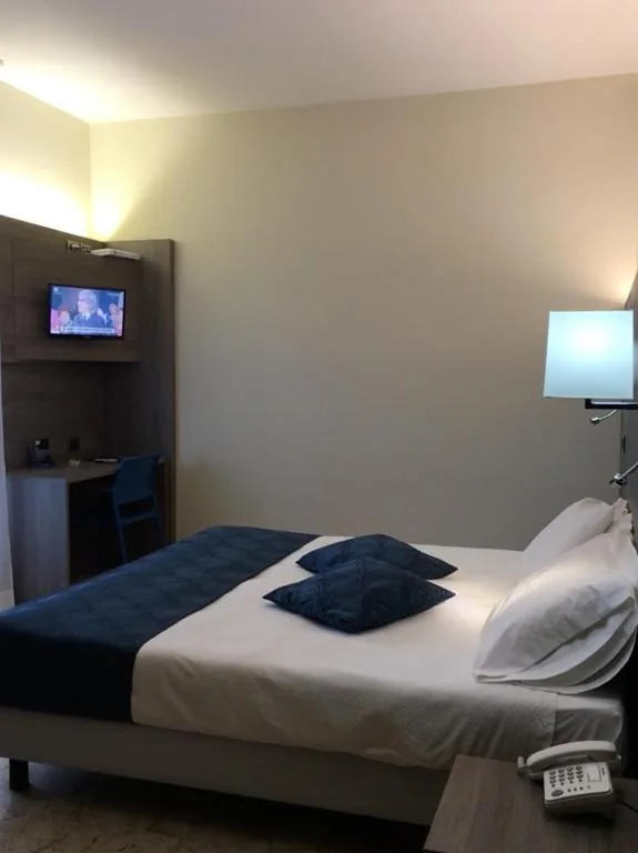 Superior Double Room — Hotel Mediterranée