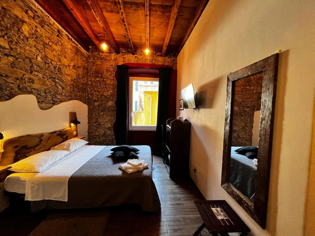 Camera Matrimoniale Superior — La Taverna del Metallo Rooms