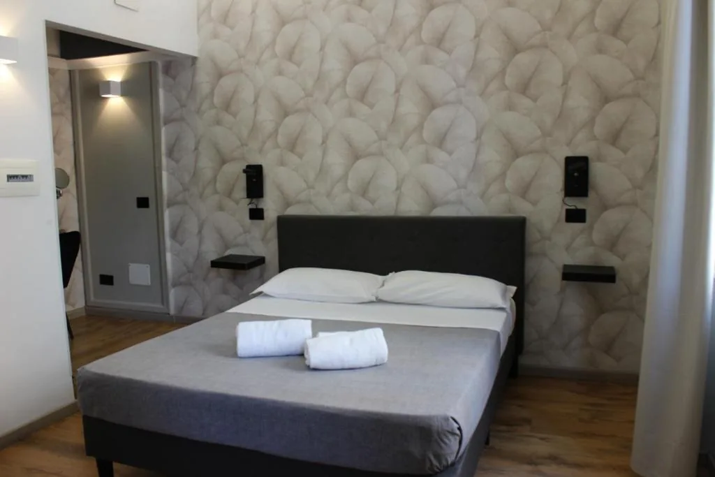Camera Matrimoniale Superior — Rooms Piramide 1