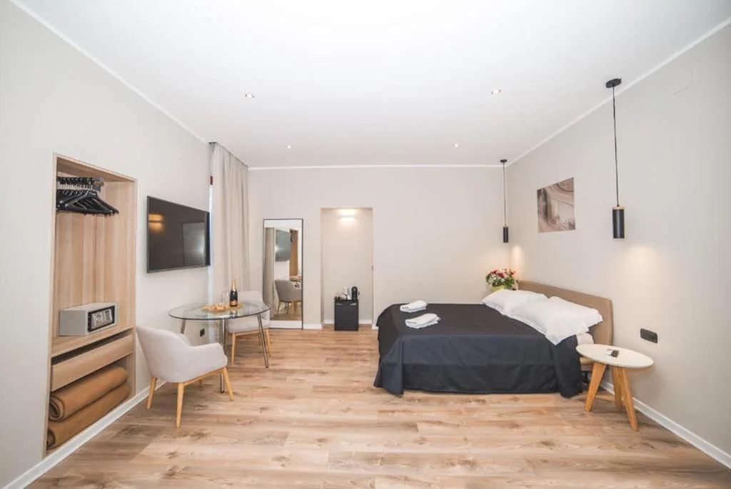 Double Room — Trevi Portrait